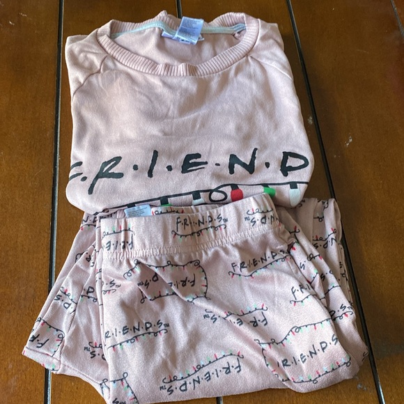 NEGOTIABLE Friends pj set Top approx 19 inches long pants approx 36 inches long - Picture 12 of 13